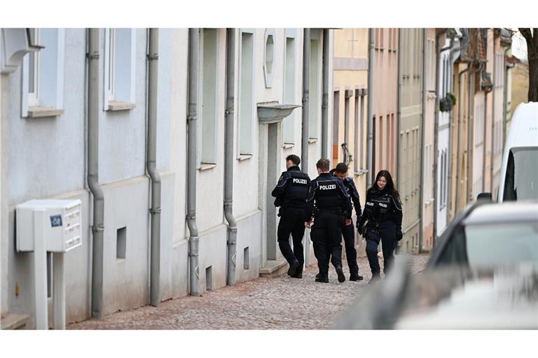 Polizisten durchsuchen ein Wohnhaus in Bernburg. Der mutmaßliche Todesfahrer vom Magdeburger Weihnachtsmarkt arbeitete in der Stadt in Sachsen-Anhalt als psychiatrischer Facharzt im Maßregelvollzug.