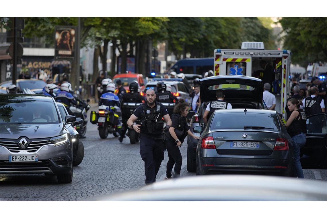 Polizisten eilen zum Tatort nach einer Messerattacke in der Nähe der Champs-Elysees-Allee.