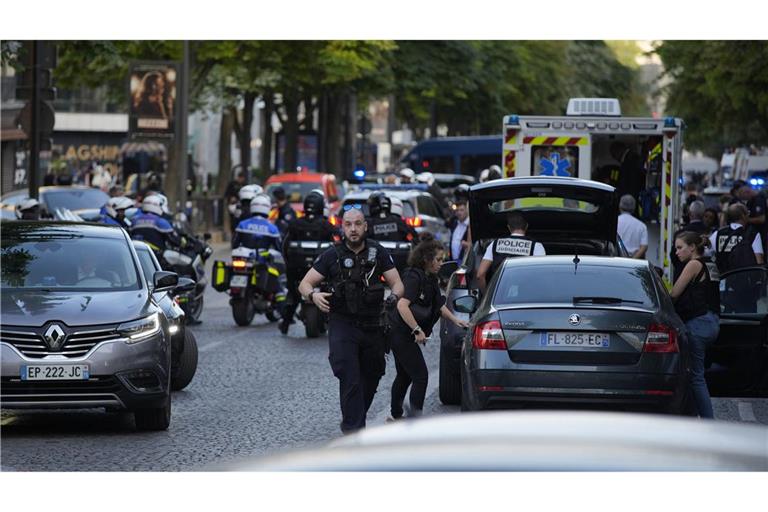 Polizisten eilen zum Tatort nach einer Messerattacke in der Nähe der Champs-Elysees-Allee.