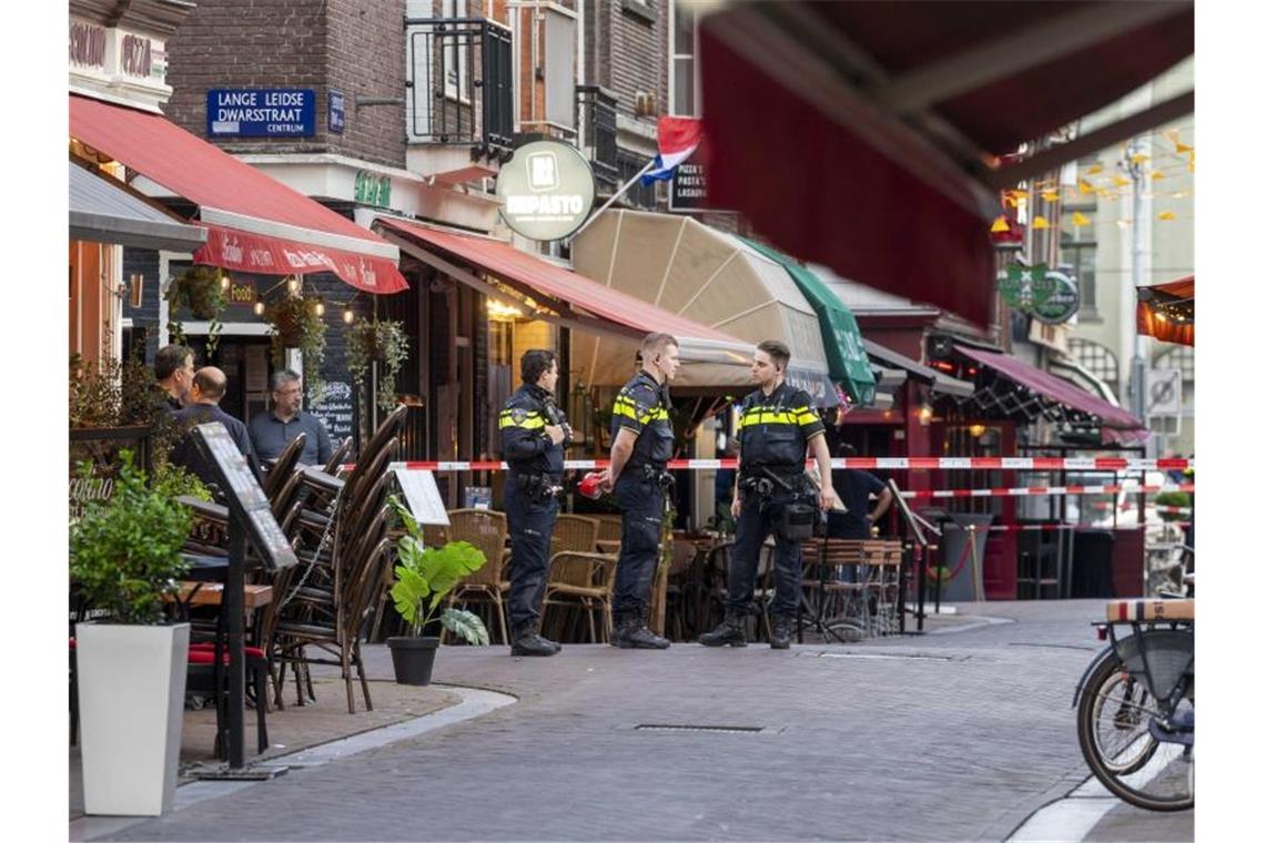 Anschlag auf Top-Reporter in Amsterdam Polizisten ermitteln im Zentrum von Amsterdam, nachdem ein Unbekannter auf den Reporter schoss. Foto: Evert Elzinga/ANP/dpa