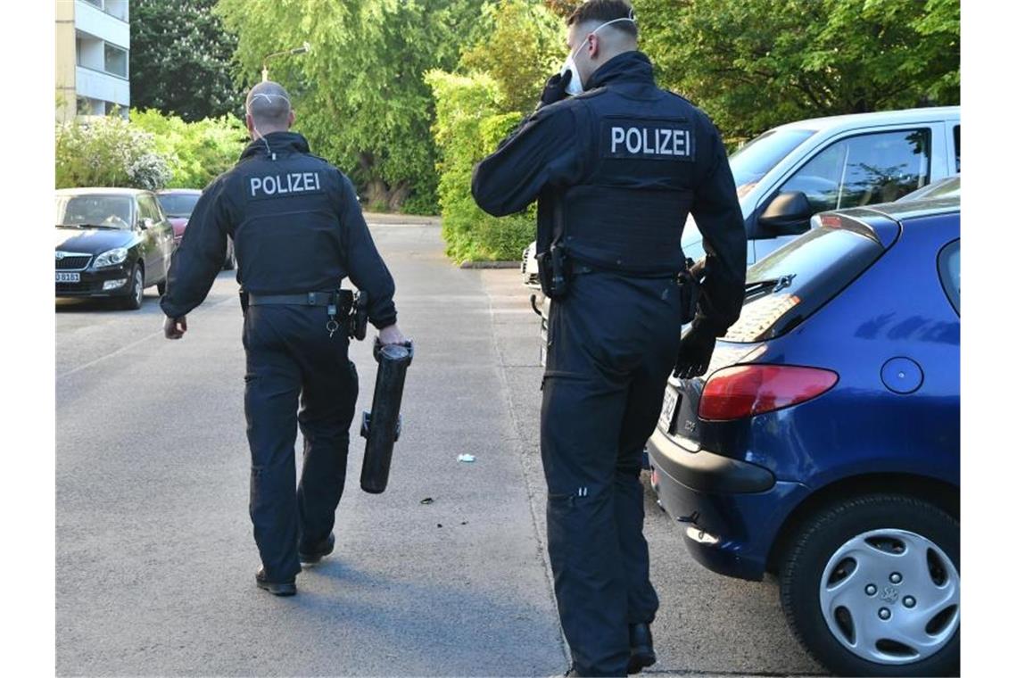 Mutmaßliche Schleuserinnen bei Durchsuchungen festgenommen Polizisten gehen bei einer Razzia gegen Schleuser mit einer Ramme über einen Hof in Berlin. Foto: Paul Zinken/dpa-Zentralbild/dpa