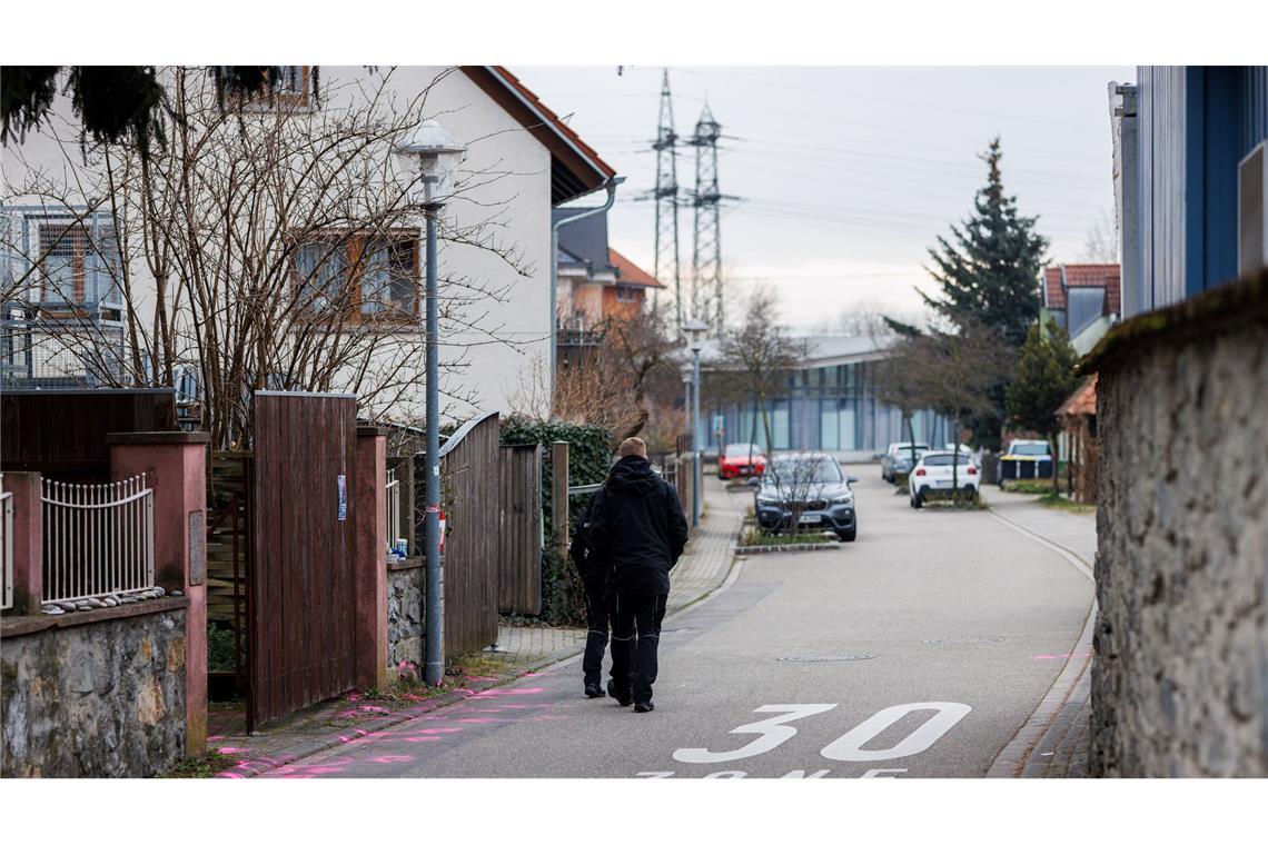 Polizisten haben hier auf einen Mann geschossen, der seine Lebensgefährtin und das gemeinsame Kind geschlagen und mit einer Schrotflinte bedroht hat. Der 48-Jährige starb nach einer Notoperation im Krankenhaus.