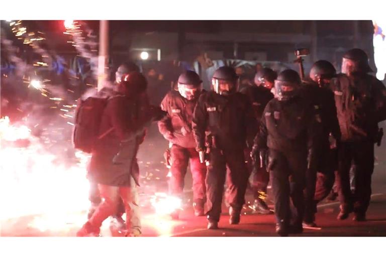 Polizisten in der Silvesternacht in Berlin. (Archivbild)