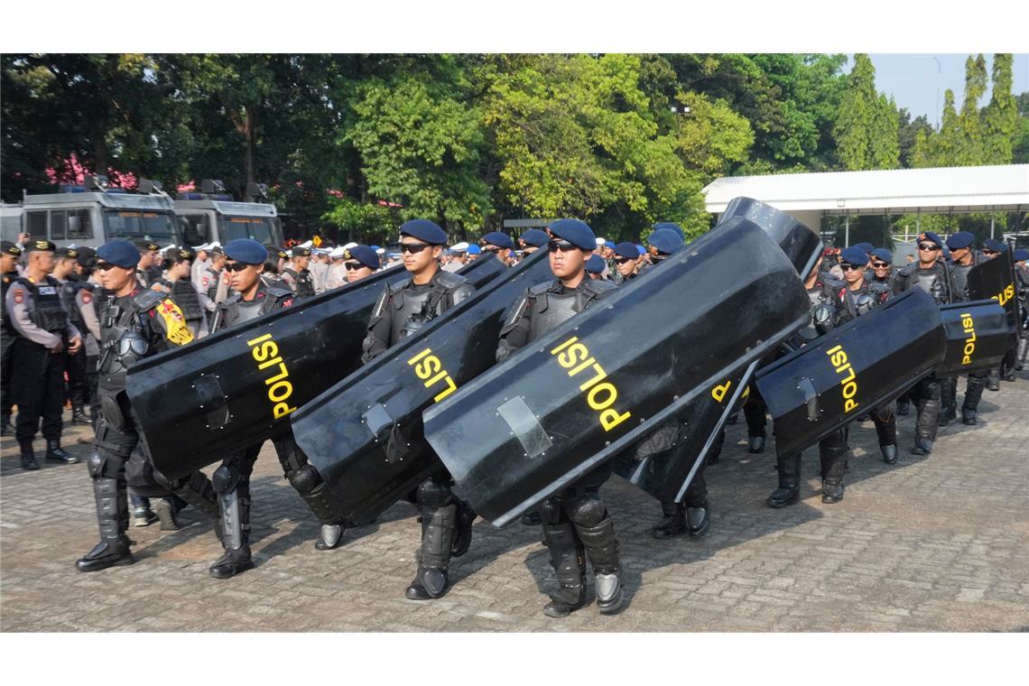 Polizisten in Jakarta zeigen, dass sie für den Besuch von Papst Franziskus gerüstet sind.