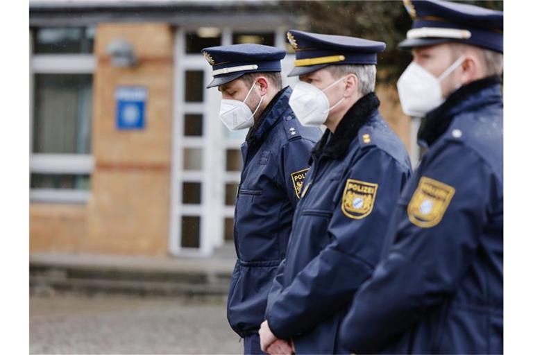 Polizisten nehmen an einer Schweigeminute für die in Rheinland-Pfalz getöteten Polizisten an der Polizeiinspektion Erlangen teil. Foto: Daniel Löb/dpa