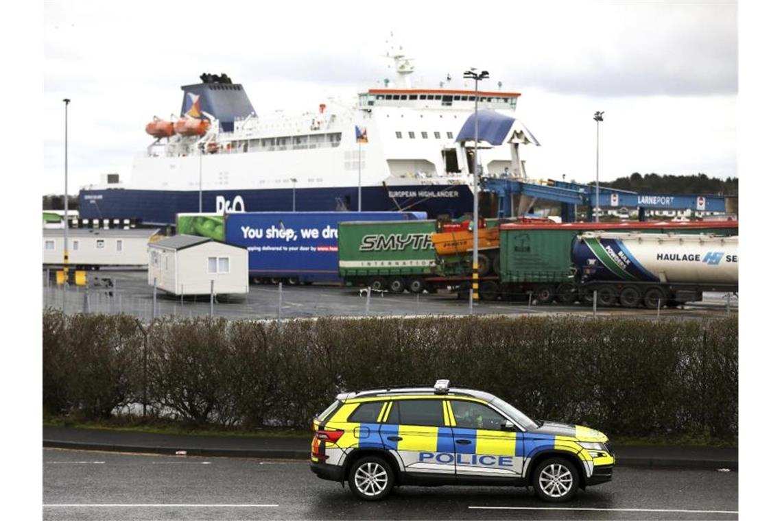 Britische Unternehmen bekommen Brexit-Folgen zu spüren Polizisten patrouillieren im Hafen von Larne. In Nordirland kommt es zu Engpässen bei Lebensmitteln. Foto: Peter Morrison/AP/dpa