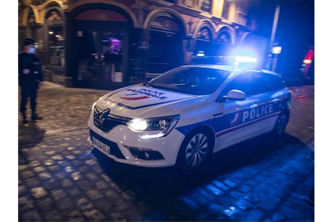 17-Jährige nahe Paris von Jugendlichem getötet Polizisten patrouillieren in Paris. (Symbolbild). Foto: Sebastien Courdji/XinHua/dpa