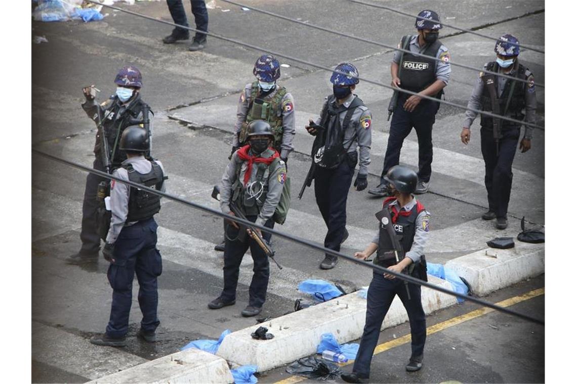 Seit Putsch in Myanmar mindestens 138 Demonstranten getötet Polizisten patrouillieren in Yangon. Foto: ---/AP/dpa