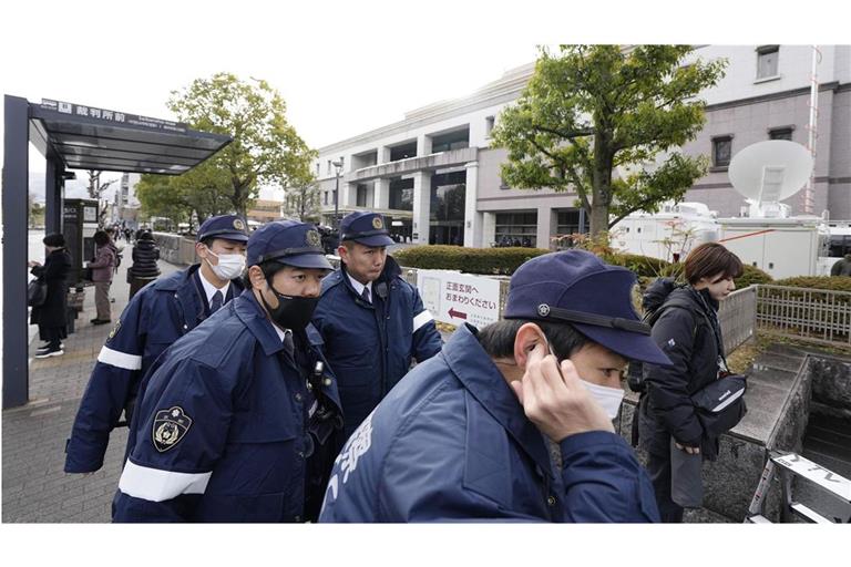 Polizisten postieren sich vor einem Gerichtsgebäude in der Stadt Kyodo, in dem über die Todesstrafe für einen Gefangenen verhandelt wird (Archivbild).