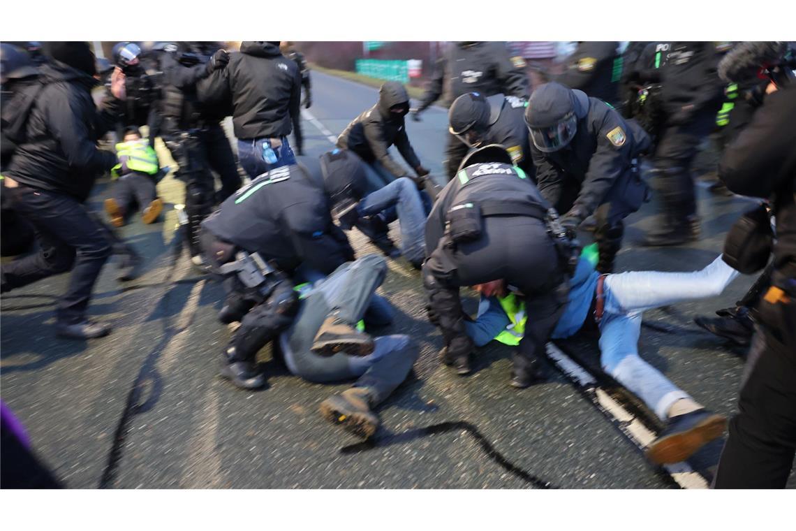 Polizisten räumen eine Sitzblockade am Rande einer Demonstration gegen den Bundesparteitag der AfD.