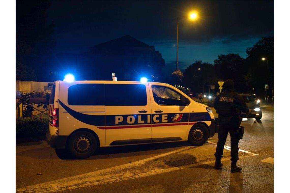 Polizisten sichern den Tatort bei Paris ab. Ein Mann ist in der Nähe von Paris von einem Angreifer enthauptet worden. Die Anti-Terror-Fahnder der Staatsanwaltschaft übernahmen die Ermittlungen. Foto: Abdulmonam Eassa/AFP/dpa