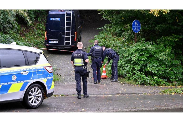 Polizisten sind in der Nähe eines mutmaßlichen Tatorts im Einsatz. Das Gebiet wird gerodet, um nach einem Handy zu suchen.