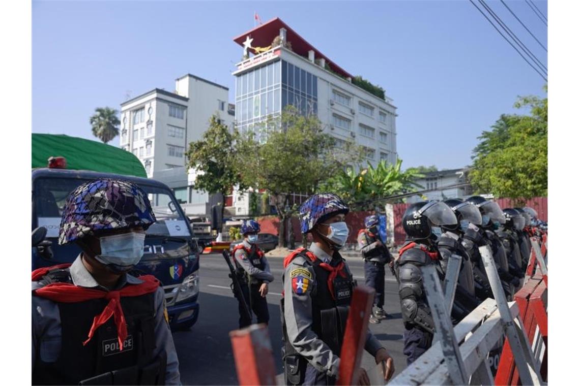 Protest gegen Junta in Myanmar reißt nicht ab Polizisten sperren eine Straße in Rangun. Zahlreiche Menschen demonstrieren gegen den Militärputsch. Foto: Thet Htoo/ZUMA Wire/dpa
