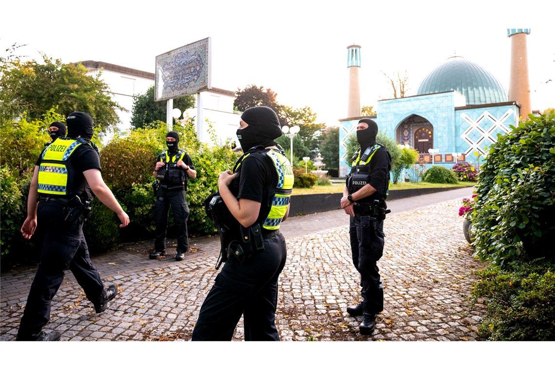 Polizisten stehen am Morgen vor der Imam Ali Moschee in Hamburg.