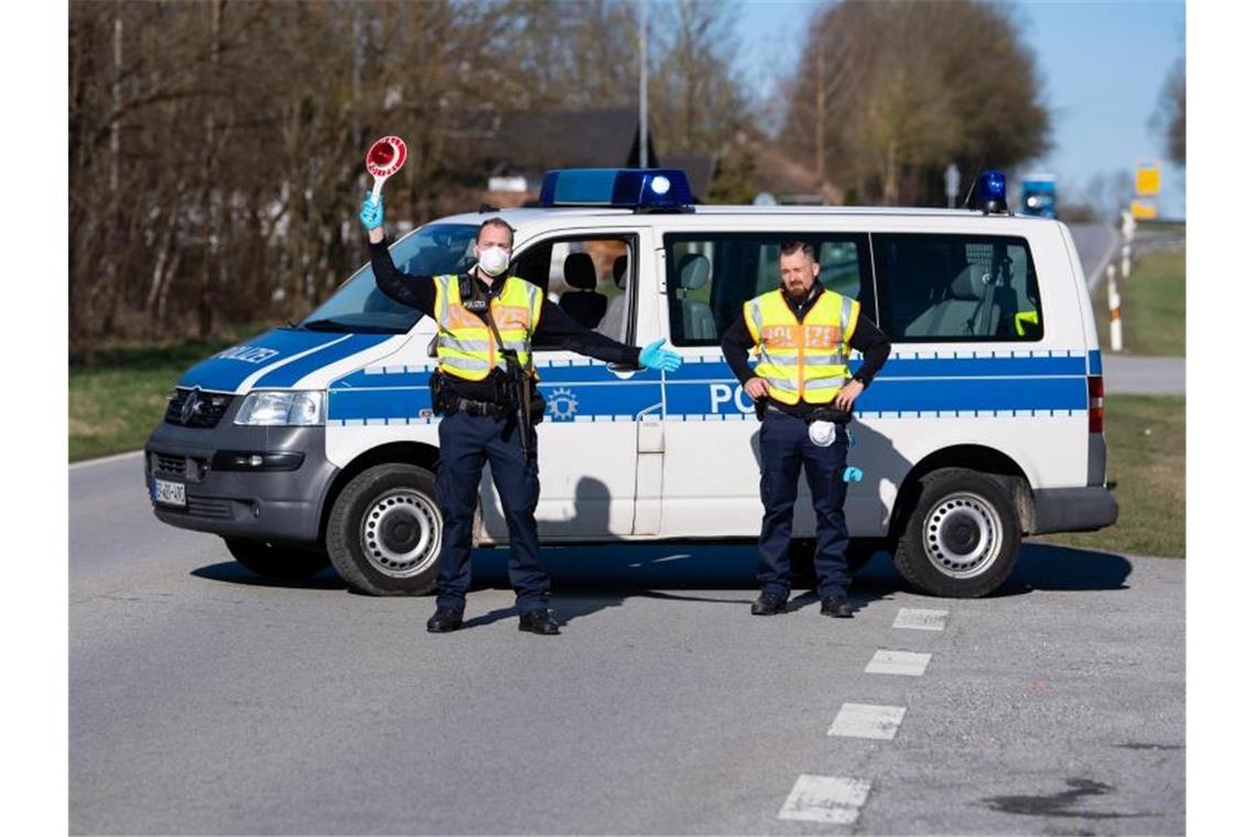 Polizisten stehen an einer Grenze. Foto: Sven Hoppe/dpa/Archivbild