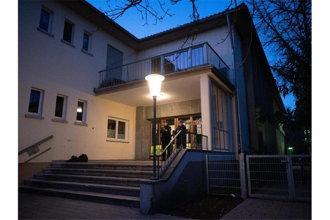 Polizisten stehen auf dem Gelände der Heidelberger Universität vor dem Gebäude, in dem sich Amoklauf ereignete. Foto: Sebastian Gollnow/dpa