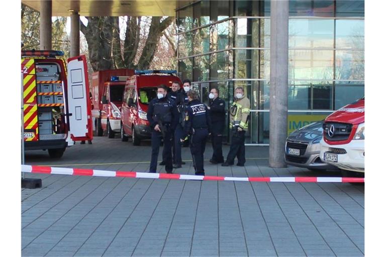 Polizisten stehen auf dem Gelände der Heidelberger Universität. Foto: Daniel Englert/Einsatz-Report24/dpa