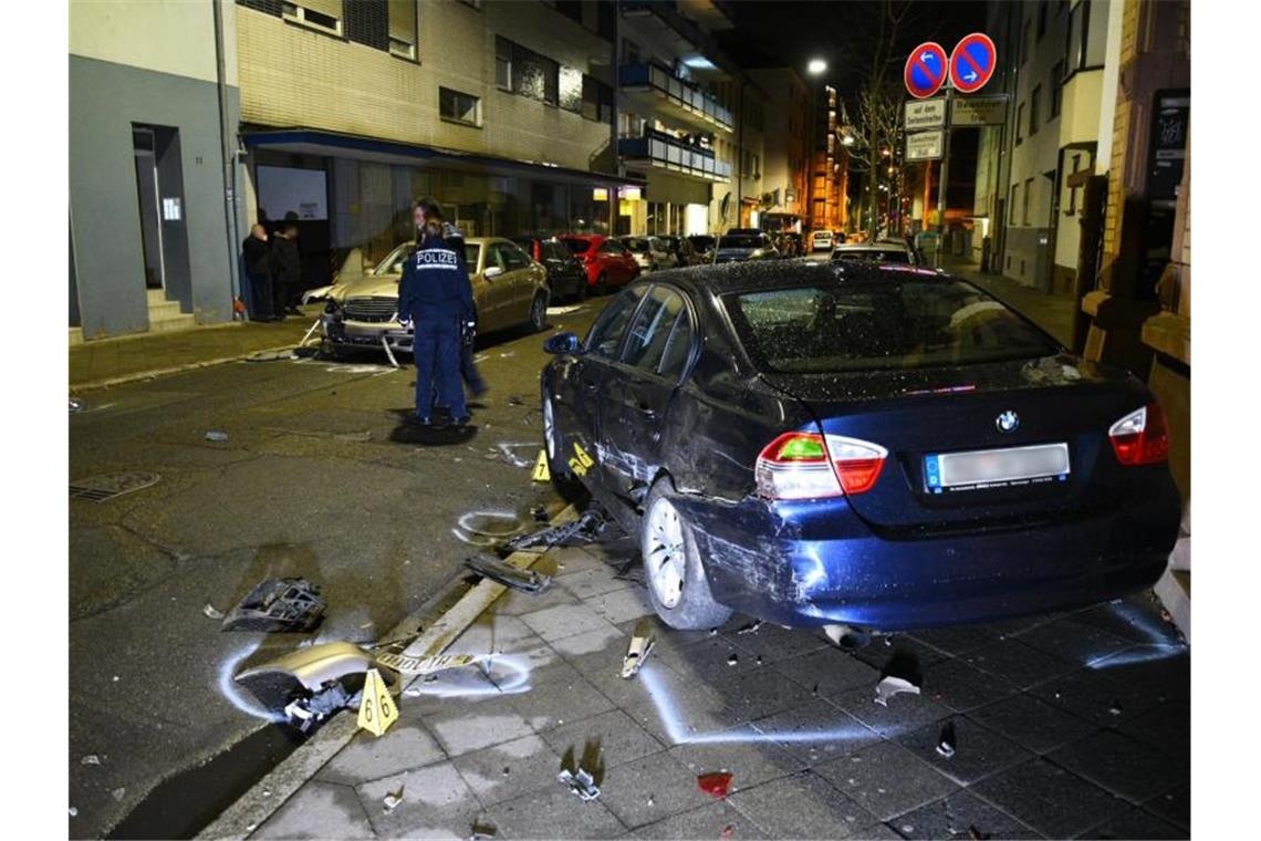 Zu schnell und Vorfahrt missachtet: Sechs Autos beschädigt Polizisten stehen auf einer Straße zwischen beschädigten Autos. Foto: R.Priebe/Pr-Video/dpa