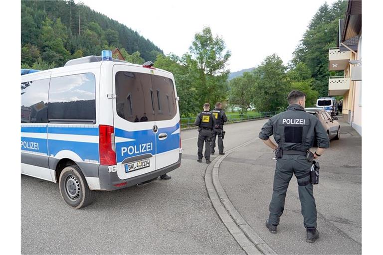 Polizisten stehen bei Oppenau vor einer Einfahrt in ein Waldgebiet. Foto: Benedikt Spether/dpa/Archiv