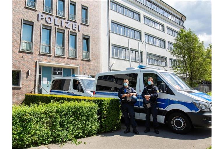 Polizisten stehen im Vorfeld einer Protestaktion vor dem Polizeipräsidium, von dem aus eine Menschenkette zum Büro der Partei Die Grünen führen soll. Foto: Philipp von Ditfurth/dpa