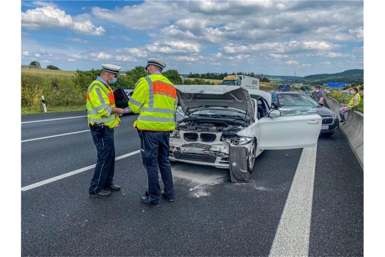 Polizisten stehen neben einem Unfallwagen. Foto: Sdmg / Dettenmeyer/SDMG/dpa