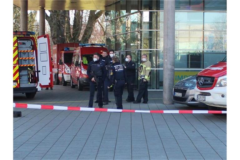 Polizisten stehen neben Krankenwagen auf dem Gelände der Universität. Foto: Daniel Englert/Einsatz-Report24 /dpa