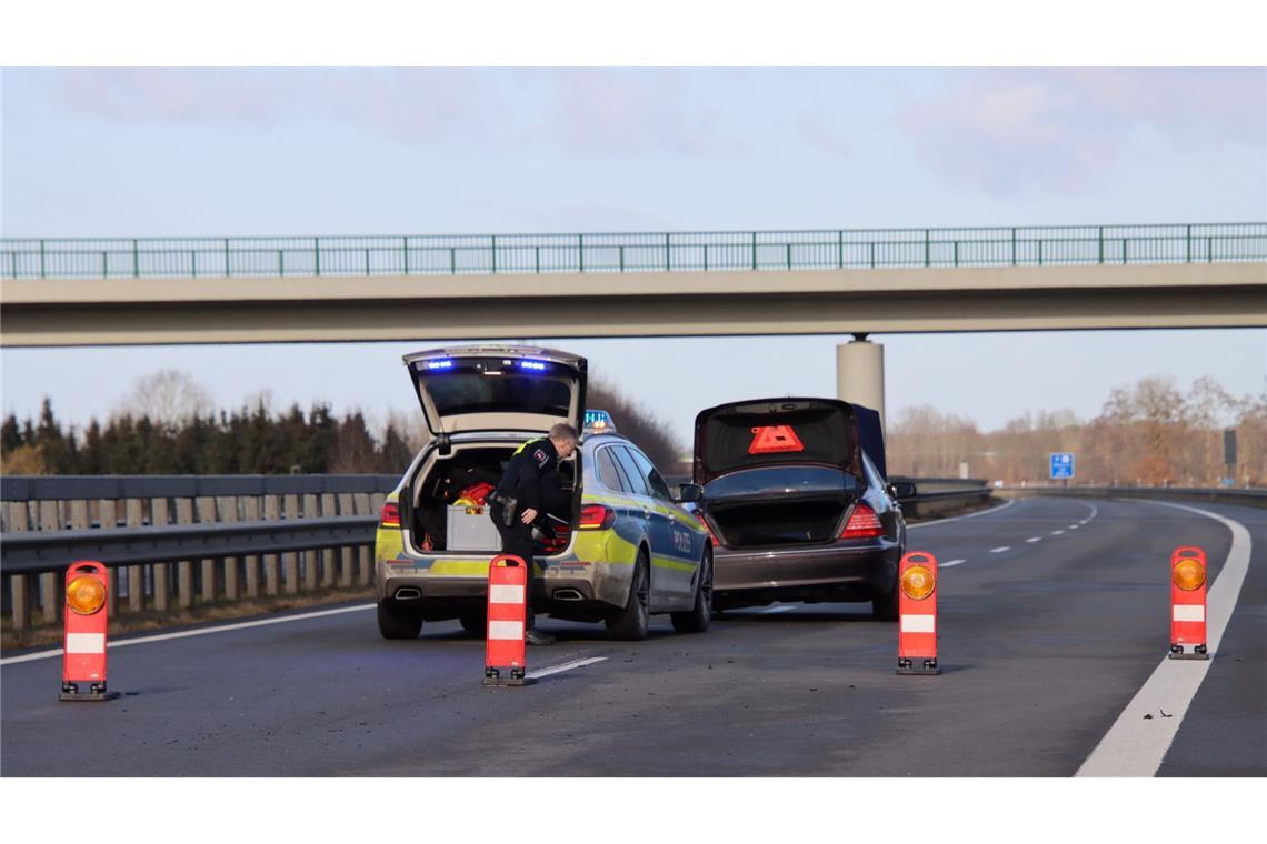 Polizisten stoppen den flüchtigen Autofahrer auf der Autobahn 31.