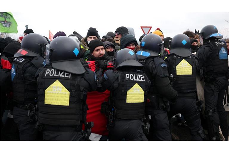 Polizisten stoppen eine Demonstration gegen den Bundesparteitag der AfD.