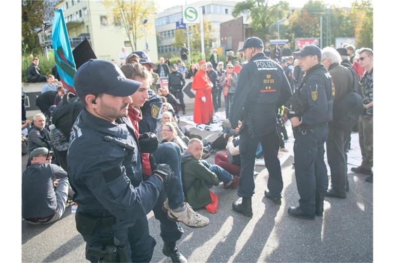 Ein irakischer Polizist hisst zur Feier die irakische Flagge