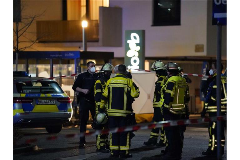 Polizisten und Feuerwehr stehen an einem Supermarkt, wo zuvor Schüsse gefallen waren. Foto: Kohls/SDMG/dpa