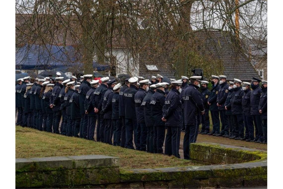 Nach Polizistenmorden zweites Opfer beigesetzt Polizisten und Polizistinnen stehen an der Kirche in Homburg Spalier beim Gedenkgottesdienst für die getötete Polizistin. Foto: Harald Tittel/dpa