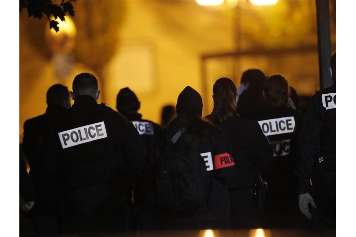 Polizisten vor einem Gymnasium, dem Tatort der brutalen Messerattacke. Ein Geschichtslehrer ist ersten Erkenntnissen zufolge von einem Angreifer enthauptet worden. Foto: Michel Euler/AP/dpa