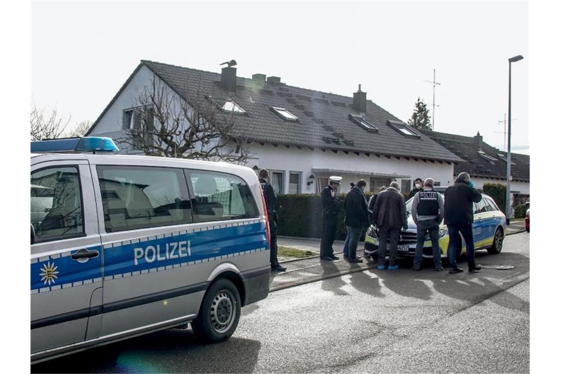 Mann geht mit Schwert auf Polizisten los: Kollege schießt Polizisten vor einem Haus, in dem ein Polizist bei einem Einsatz mit einem Schwert angegriffen wurde. Foto: Dettenmeyer/SDMG/dpa