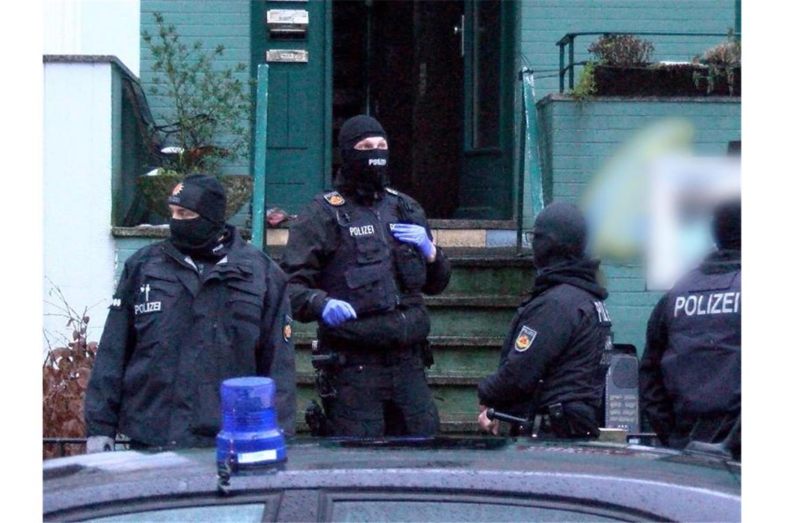 Großrazzia in Bremen und Niedersachsen - Sechs Festnahmen Polizisten während der Razzia in Bremen. Foto: -/Nord-West-Media TV/dpa