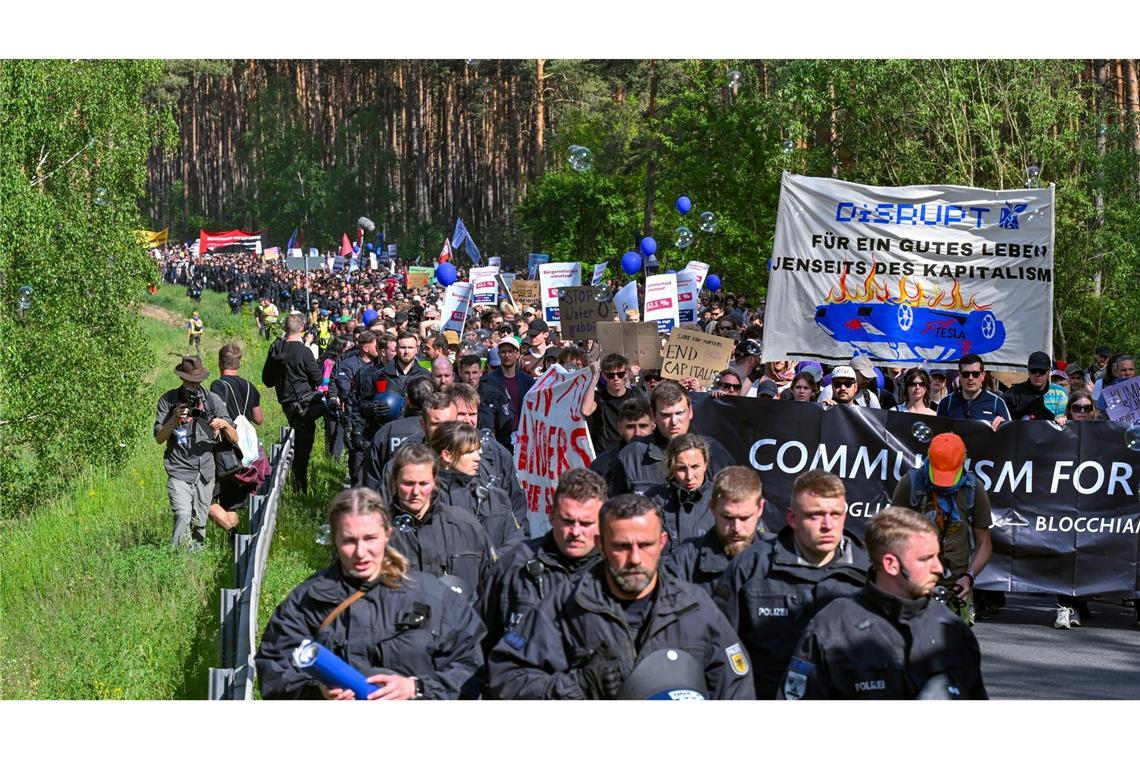 Polizistinnen und Polizisten begleiten den Protestmarsch.