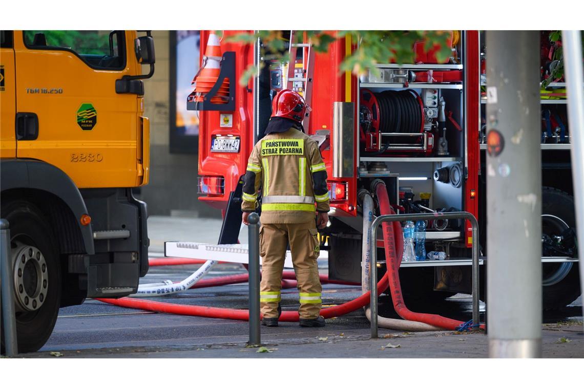 Polnische Rettungskräfte und Feuerwehrleute im Einsatz in Posen (Poznan). Beim Brand eines Wohnhauses kamen zwei Retter ums Leben. (Foto aktuell)