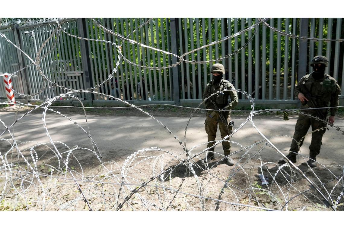 Polnische Soldaten bewachen die Metallbarriere an der Grenze zu Belarus. Polen will das Recht auf Asyl aussetzen. (Archivbild)