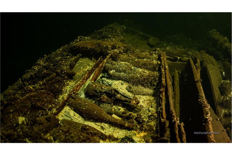 Polnische Taucher haben nach eigenen Angaben das Wrack eines gesunkenen Segelschiffs mit einer Ladung von Champagner und Mineralwasser entdeckt.