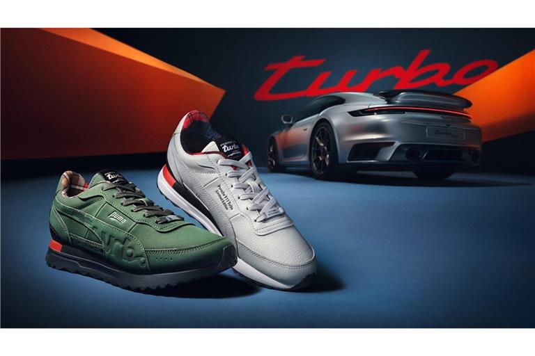 Porsche bringt in Zusammenarbeit mit Puma spezielle 911er-Sneaker heraus. Hier in den Farben Silber Metallic und Oak Green Metallic.