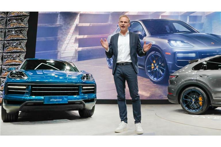 Porsche-Chef Oliver Blume neben dem global beliebtesten Modell seiner Kunden: dem Cayenne.