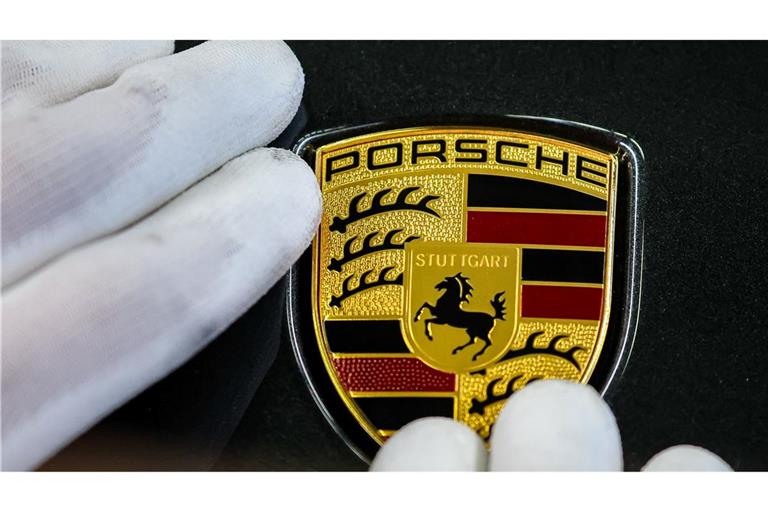 Porsche muss wegen Überschwemmungsschäden bei einem Aluminium-Zulieferer seine Prognosen senken.