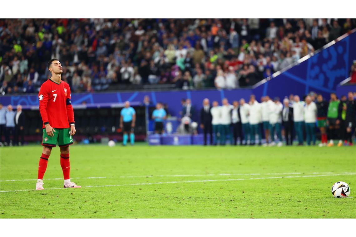 Portugals Cristiano Ronaldo bereitet sich auf seinen Elfmeter im Elfmeterschießen gegen Frankreich vor