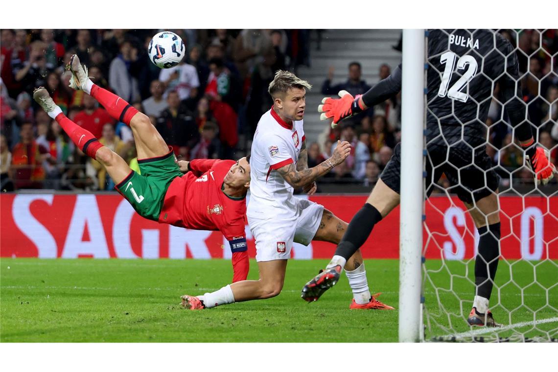 Portugals Cristiano Ronaldo erzielt mit einem Fallrückzieher den Treffer zum 5:0 gegen Polen.