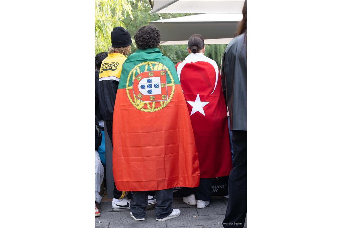 Portugiesische und türkische Fans verfolgen das Spiel teils gemeinsam. Foto: Alexander Becher