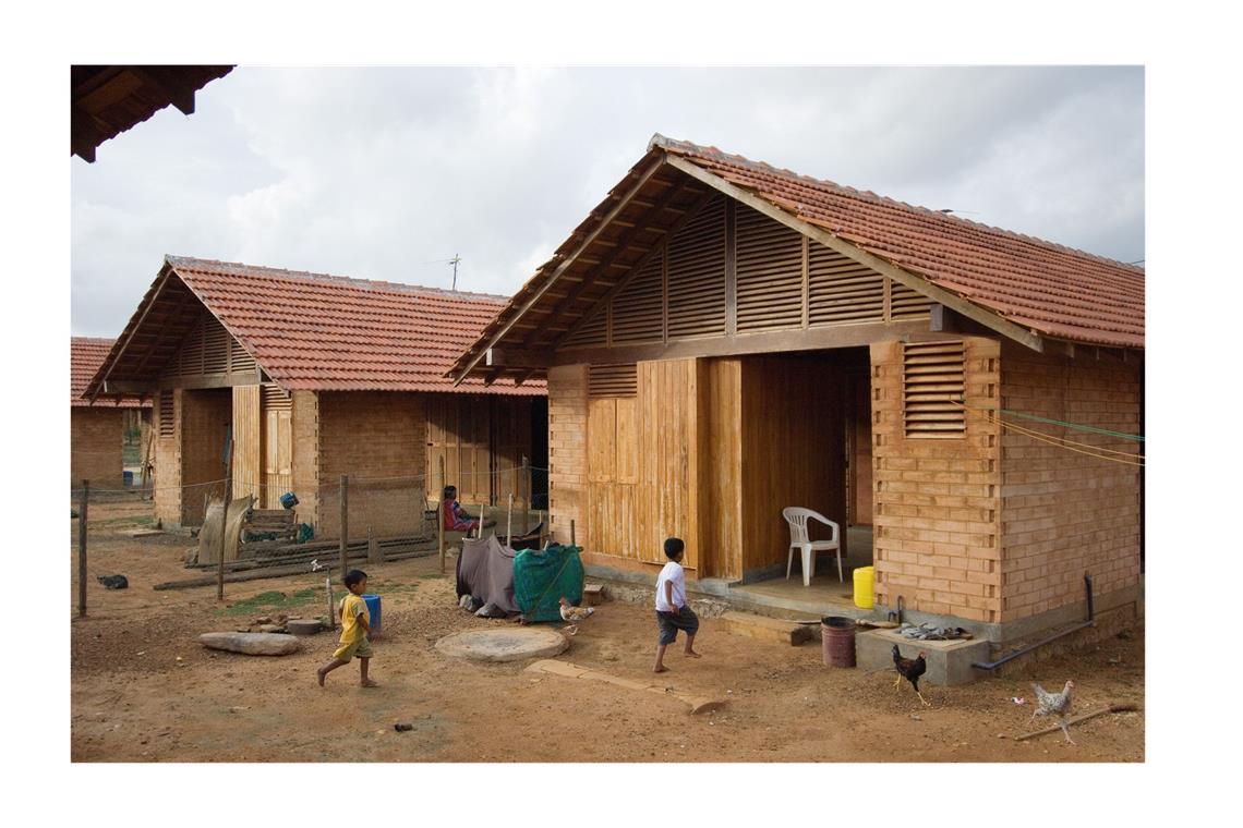 „Post-Tsunami Rehabilitation Houses“, Kirinda, Hambantota, Sri Lanka, 2007. Shigeru Ban hat in vielen Gebieten auf der Welt, in denen Menschen wegen  Naturkatastrophen obdachlos geworden sind, Unterkünfte entworfen, die gut und rasch aufzubauen sind. Hier im Bild Häuser aus Stampflehmziegeln und Holz. Jedes der 50 Häuser hat eine Fläche von 71 Quadratmetern und kostete 13 000 Dollar.