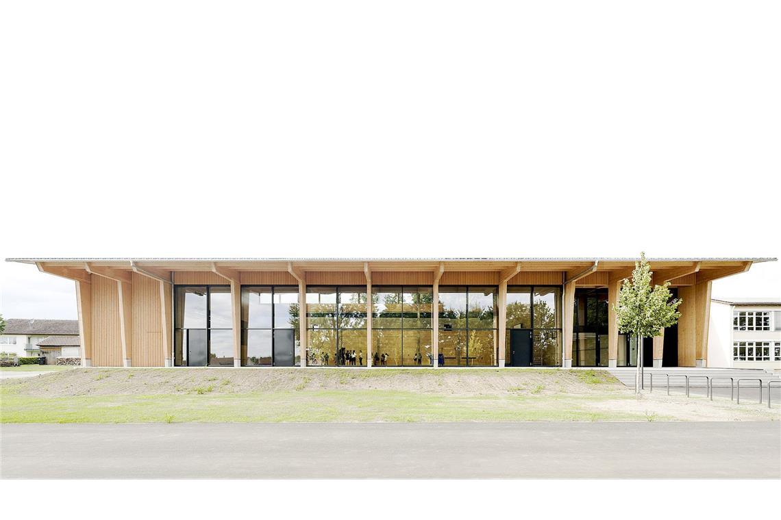 Prächtige Mehrzweckhalle mit viel Holz dank  innovativer Technik in Ingerkingen in der Landgemeinde Schemmerhofen von Atelier Kaiser Shen aus Stuttgart.