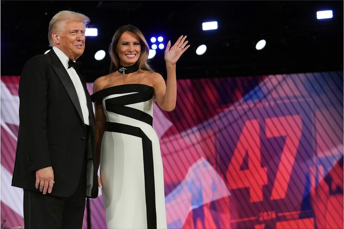 Präsident Donald Trump und First Lady Melania Trump winken nach dem Tanz auf dem Liberty Ball, der Teil der Amtseinführung des Präsidenten ist.