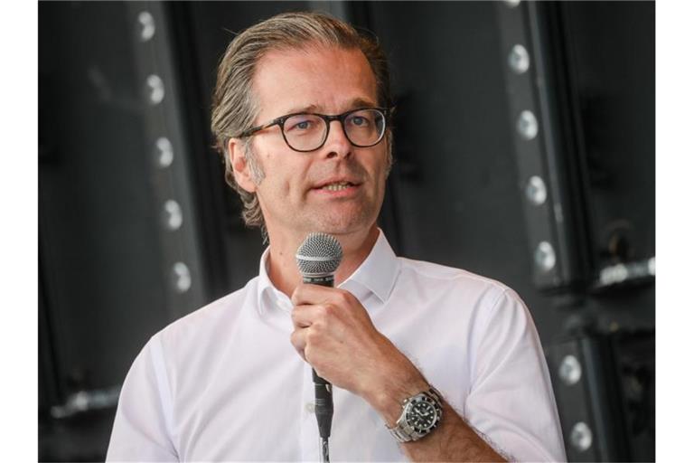 Präsident Holger Siegmund-Schultze spricht bei einer Veranstaltung des Karlsruher SC zu Vereinsmitgliedern. Foto: Christoph Schmidt/dpa/Archivbild