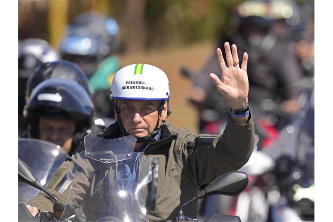 Bolsonaro führt maskenlose Motorradrallyes an Präsident Jair Bolsonaro während der Motorrad-Rallye in Brasiliens Hauptstadt Brasília. Foto: Eraldo Peres/AP/dpa