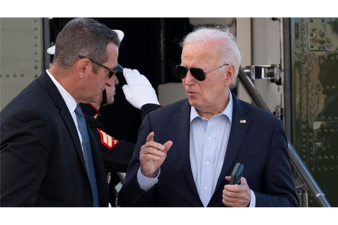 Präsident Joe Biden spricht mit einem Secret Service Agenten, als er mit der Marine One auf der Delaware Air National Guard Base in New Castle, Delaware, ankommt.